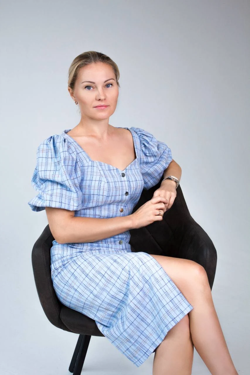 Елена Куклина в голубом платье — знакомство с автором блога